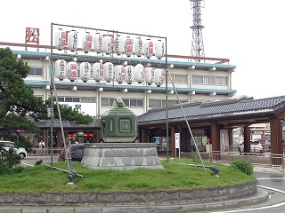 駅前の鈴の噴水にちょうちんがお目見え