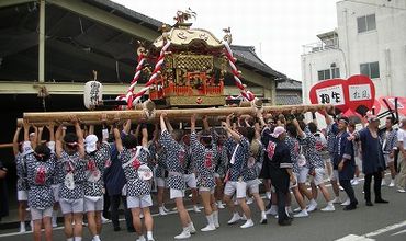 統一されたハッピ一色になります