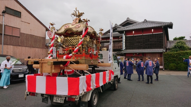 日野町交差点にステージ